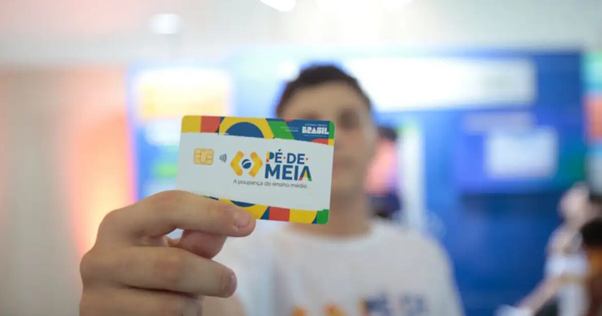 Estudante mostra cartão do programa Pé-de-Meia