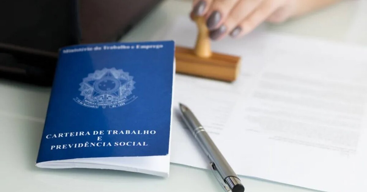 Carteira de trabalho ao lado de documentos de contratação