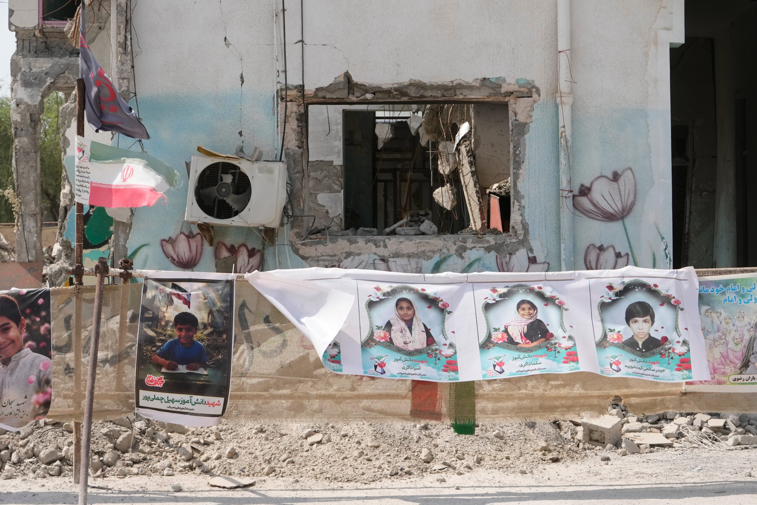 escola-iraniana-atingida-por-bombardeio-vira-memorial-para-criancas;-veja-fotos