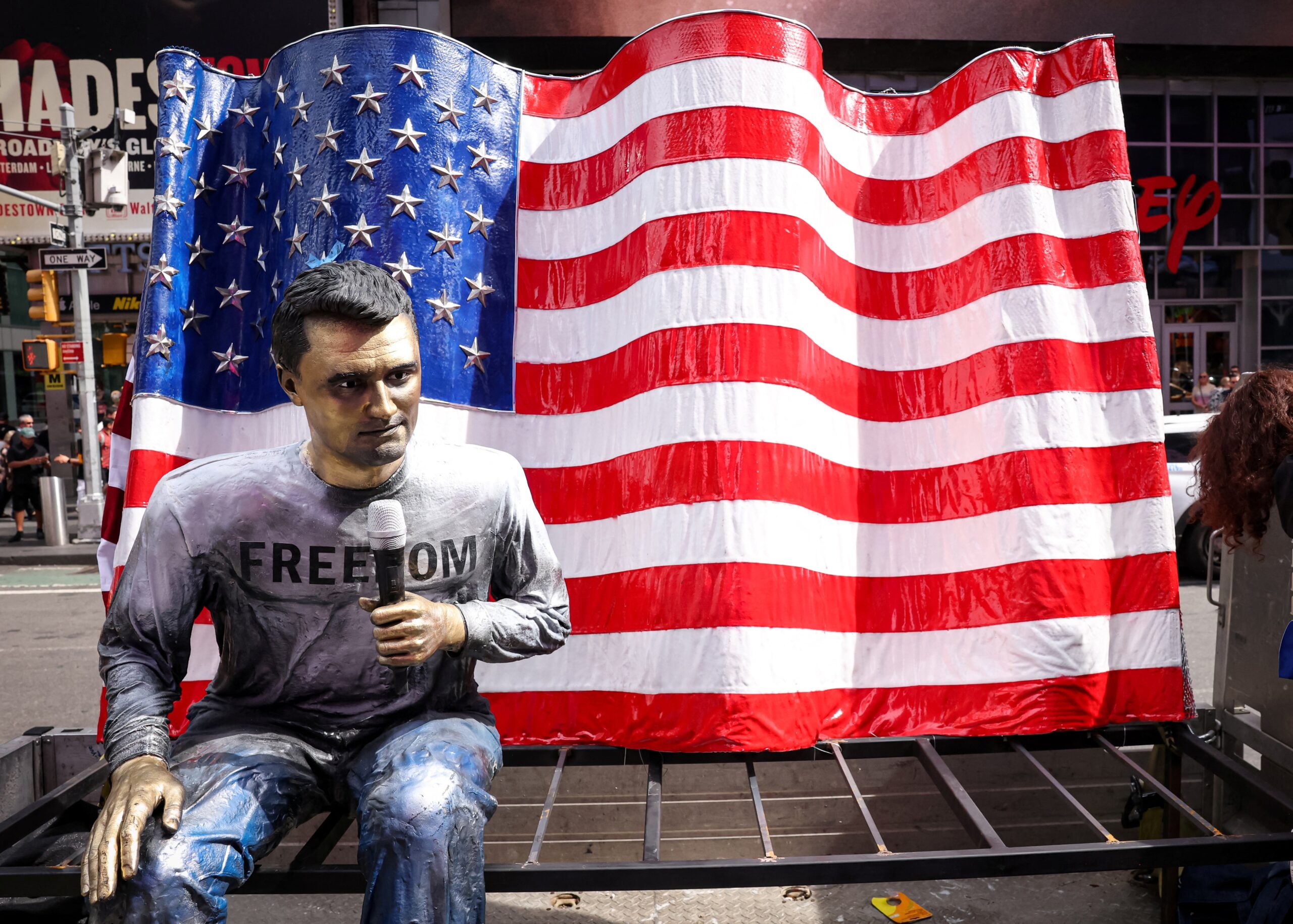 video:-estatua-de-charlie-kirk-e-revelada-na-times-square-no-aniversario-de-sua-morte;-artista-gastou-r$-500-mil-do-proprio-bolso