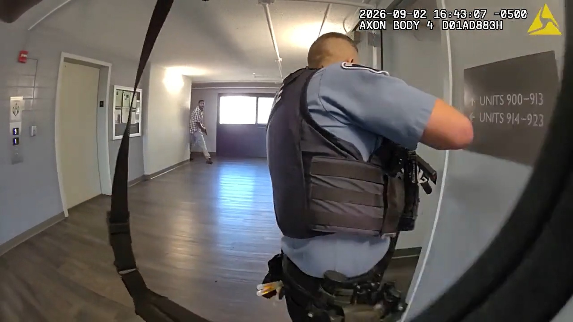 video:-camera-corporal-de-policial-registra-troca-de-tiros-entre-agentes-e-criminoso-nos-eua