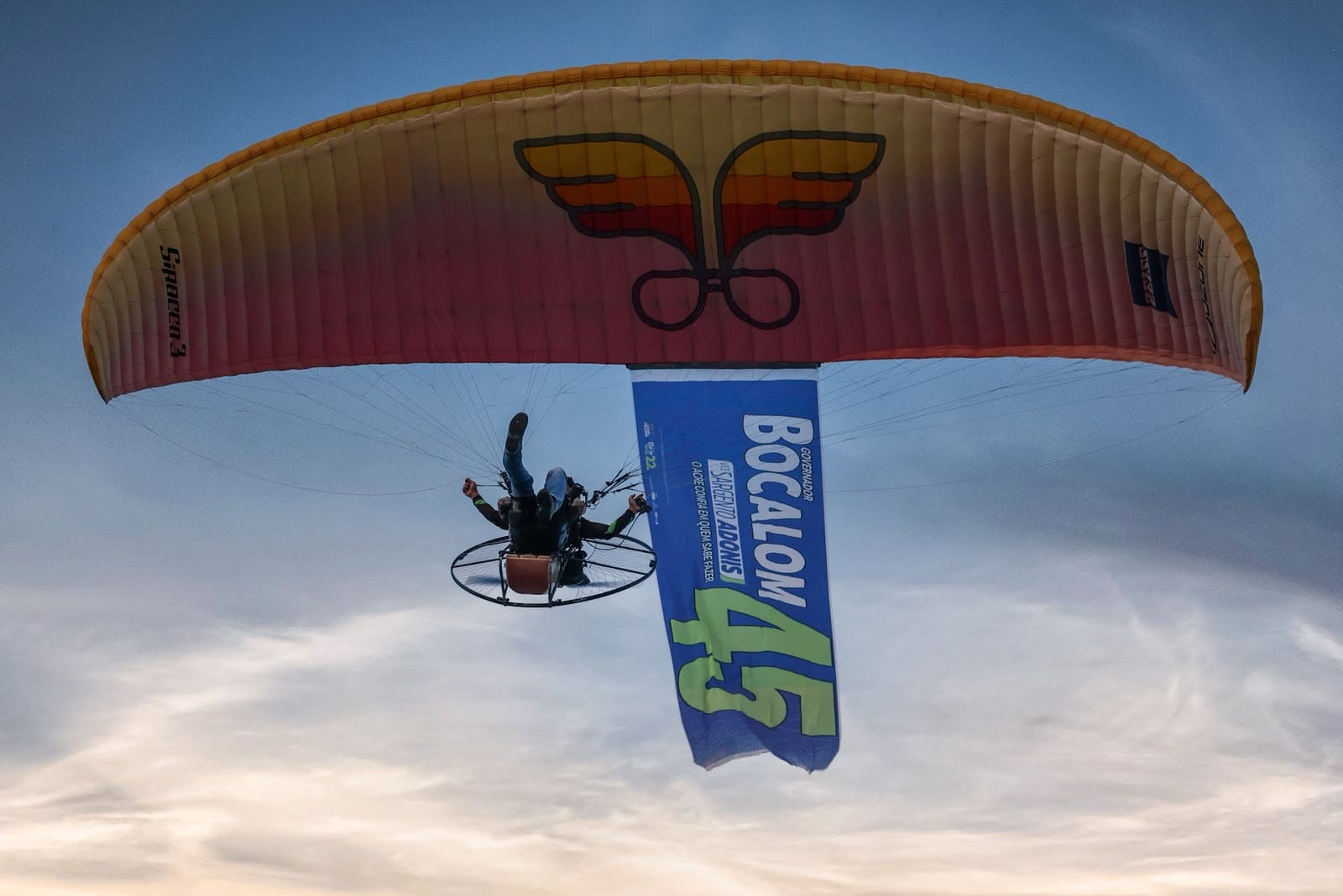 Paramotor com banner de Bocalom divide opiniões durante desfile em Rio Branco