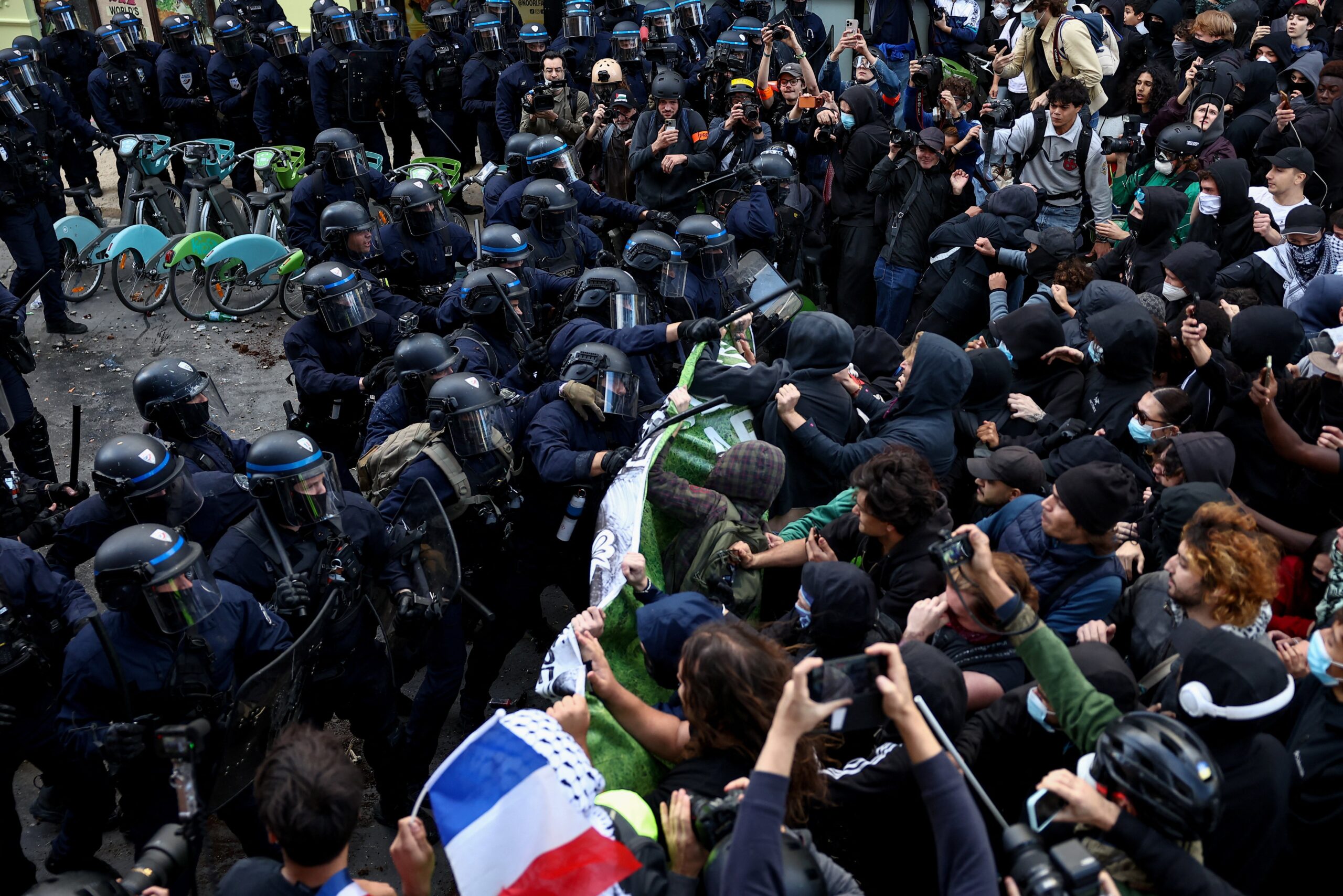 uma-geracao-em-protesto:-‘gen-z’-usa-redes-sociais-para-tomar-as-ruas-ao-redor-do-mundo