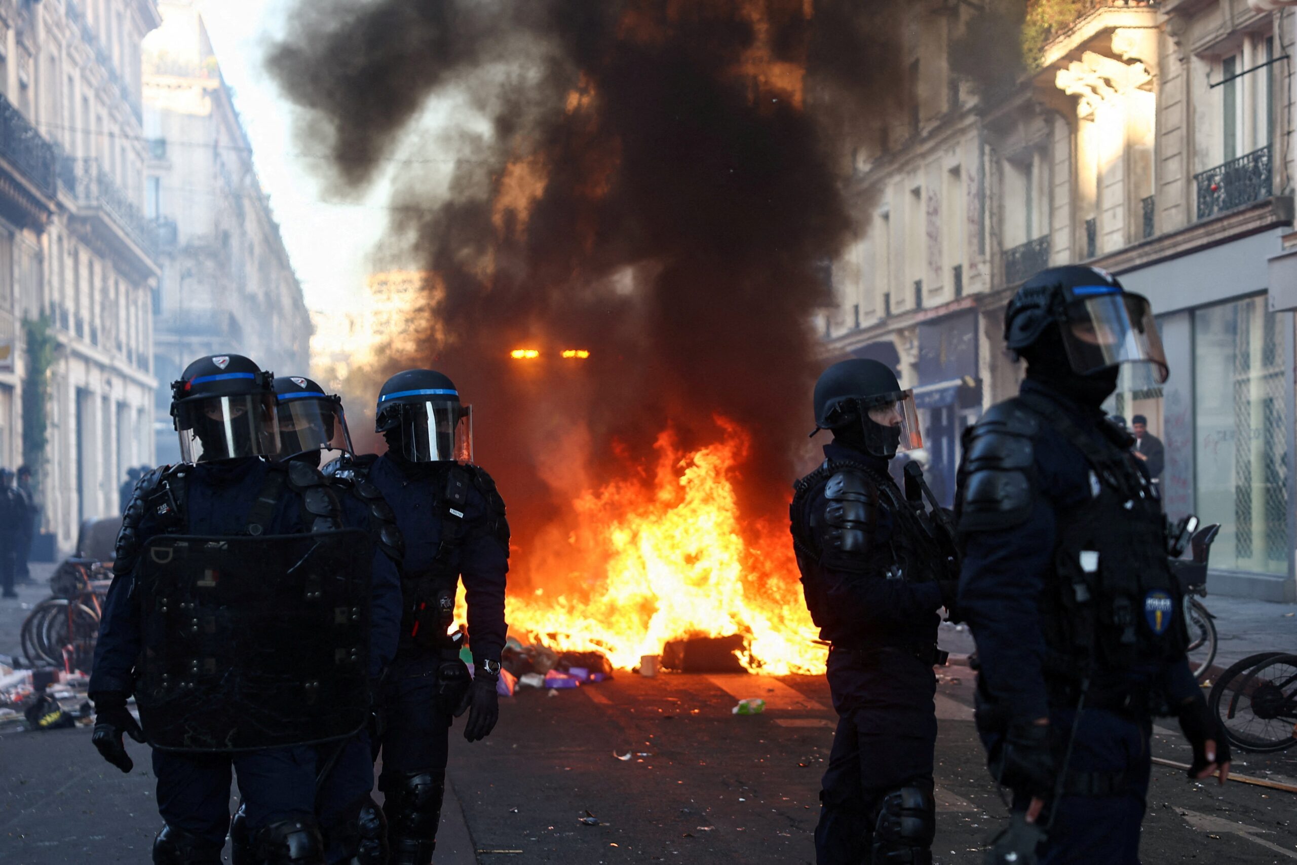 franca-registra-novos-confrontos-em-paris-apos-dia-de-protestos