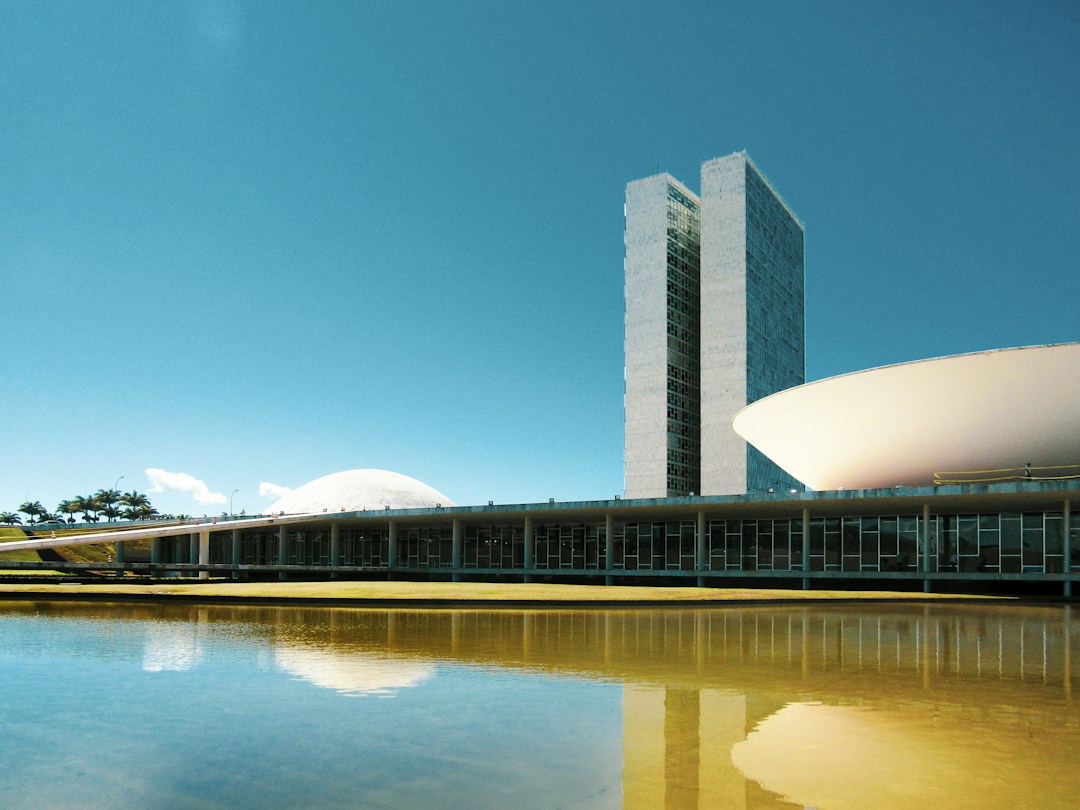 Edifício institucional em imagem ilustrativa sobre a Justiça Eleitoral